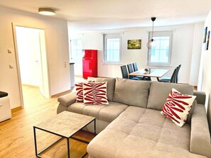 Apartment S4 Diana, 3 Schlafzimmer | Living area | Flat-screen TV