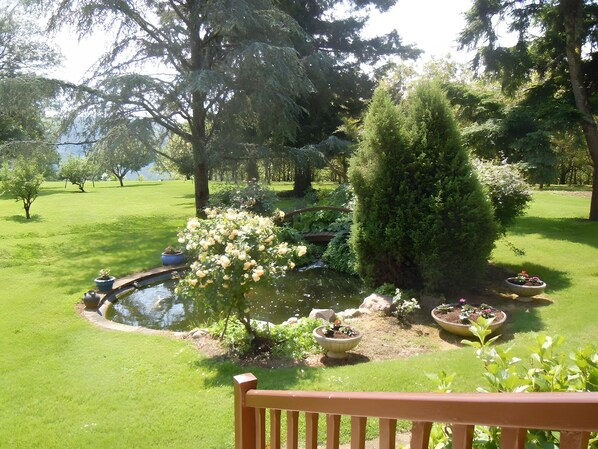 Property grounds - Bed and Breakfast 'Chambre Giroflée' with Shared Garden and Air Conditioning (Saint-Denis lès Martel)