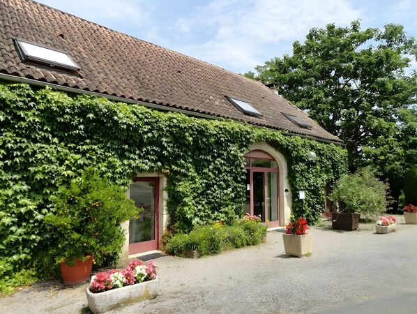 Exterior - Bed and Breakfast 'Chambre Rose' with Shared Garden and Air Conditioning (Saint-Denis lès Martel)
