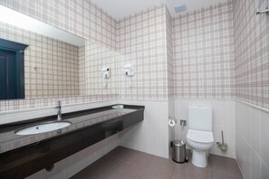 Suite, Lake View | Bathroom | Hydromassage showerhead, free toiletries, hair dryer, bathrobes - Macara Lake Park Hotel (Quba)