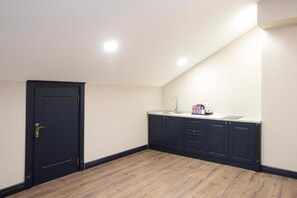 Deluxe Apartment, Balcony, Lake View | Private kitchen - Macara Lake Park Hotel (Quba)