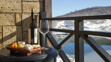 Double Room, Lake View | In-room safe, soundproofing, travel crib, free WiFi