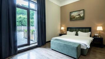 Tweepersoonskamer, patio, uitzicht op bergen | Een kluis op de kamer, geluiddichte muren, reisbedje, gratis wifi