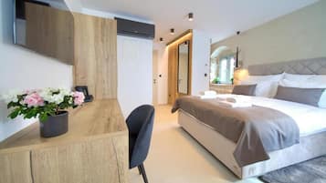 Deluxe Double Room, Sea View | In-room safe, free WiFi