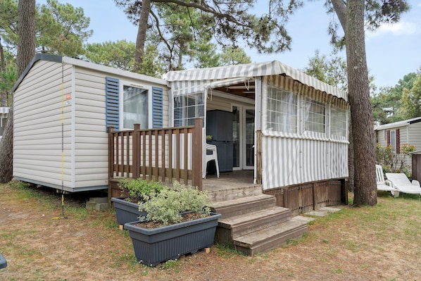 Exterior - Family Mobile Home with Shared Terrace, Private Garden, and Air Conditioning (Les Mathes)