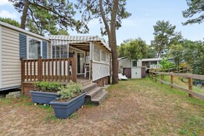 Exterior - Family Mobile Home with Shared Terrace, Private Garden, and Air Conditioning (Les Mathes)