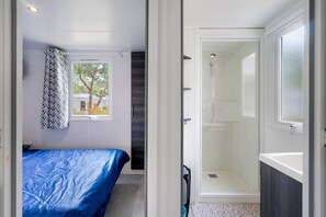 Room - Family Mobile Home with Shared Terrace, Private Garden, and Air Conditioning (Les Mathes)