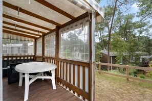 Outdoor dining - Family Mobile Home with Shared Terrace, Private Garden, and Air Conditioning (Les Mathes)