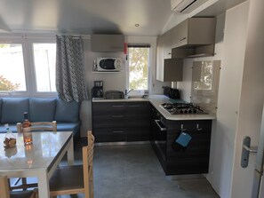 Fridge, microwave, oven, stovetop - Family Mobile Home with Shared Terrace, Private Garden & Air Conditioning (Les Mathes)