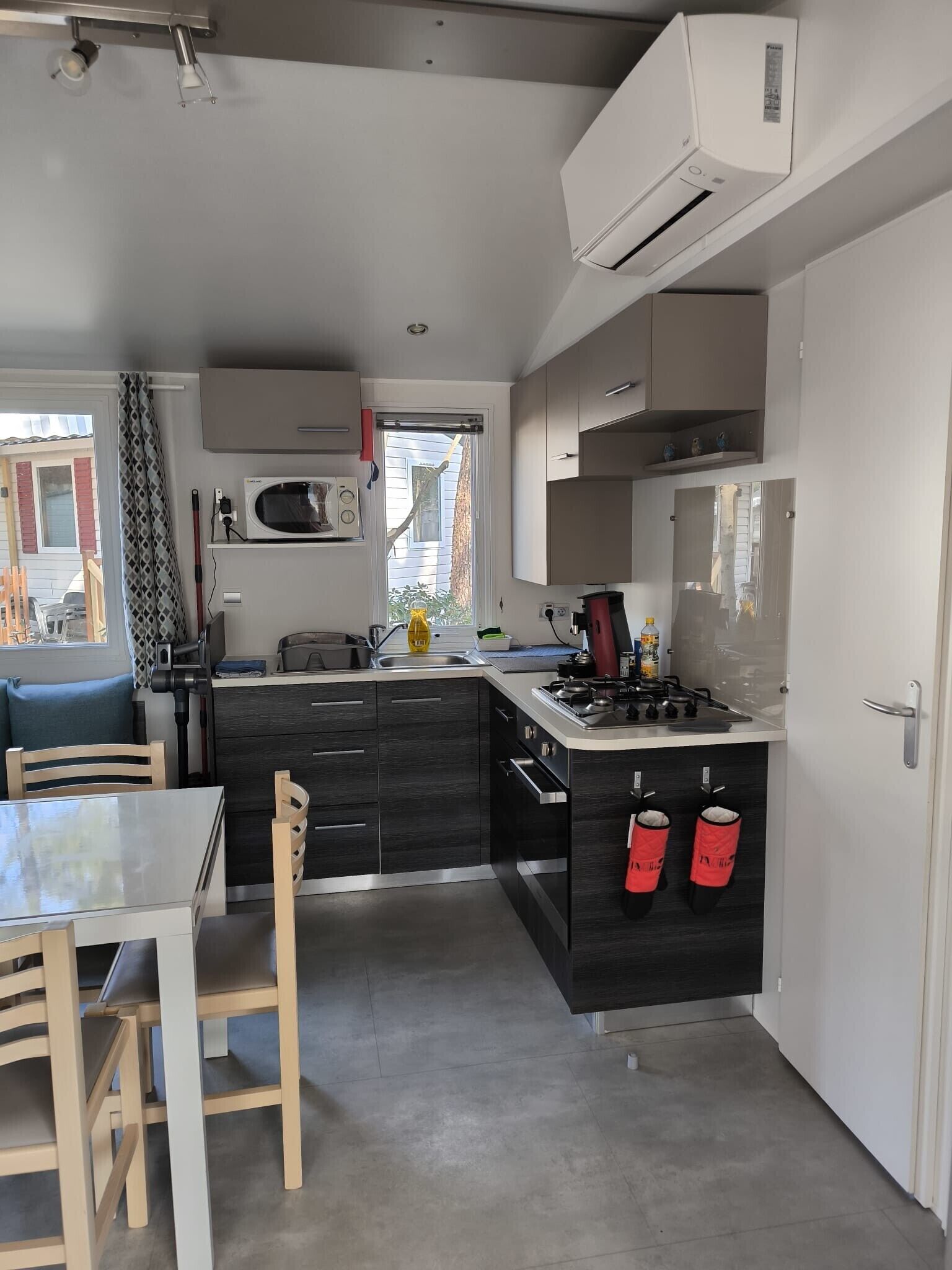 Réfrigérateur, micro-ondes, four, plaque de cuisson