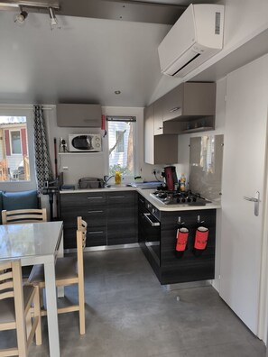 Frigorífico, microondas, horno y placa de cocina