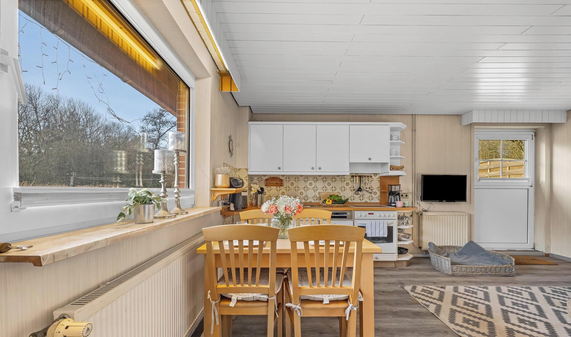 Fridge, oven, stovetop, coffee/tea maker