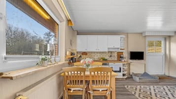 Fridge, oven, stovetop, coffee/tea maker