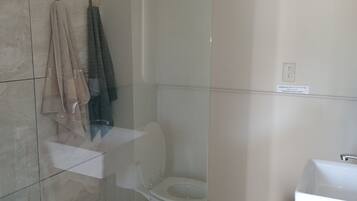 Serviettes fournies, savon, papier toilette