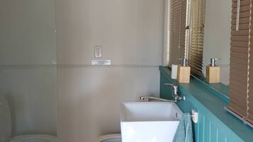 Serviettes fournies, savon, papier toilette