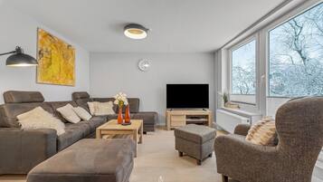 Fernseher, Kamin, Stereoanlage