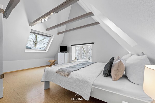 3 habitaciones, escritorio y tabla de planchar con plancha 