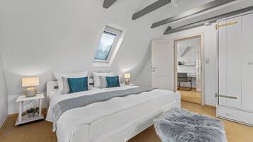 3 bedrooms, desk, iron/ironing board, travel crib