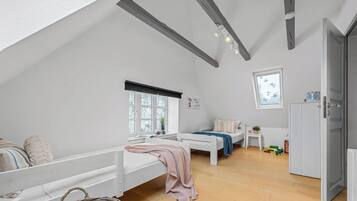 3 soverom, skrivebord, strykejern/-brett og reiseseng for barn