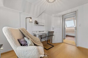 Televisión, chimenea y estéreo 