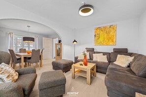 Televisión, chimenea y estéreo 