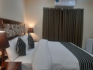 Executive Suite Rooms | Escrivaninha, espaço de trabalho para notebook, Wi-Fi de cortesia