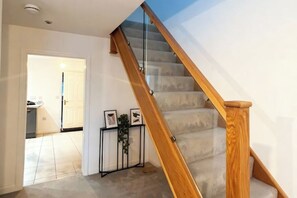 Interior - Stylish 3-Bed Home with Parking, Garden & Fast WiFi – Close to M1 & Hospital (Mansfield)