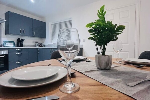 Dining - Stylish 3-Bed Home with Parking, Garden & Fast WiFi – Close to M1 & Hospital (Mansfield)