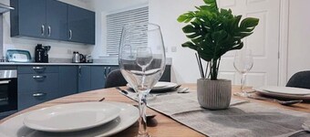 Stylish 3-Bed Home with Parking, Garden & Fast WiFi – Close to M1 & Hospital