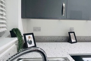 Interior - Stylish 3-Bed Home with Parking, Garden & Fast WiFi – Close to M1 & Hospital (Mansfield)