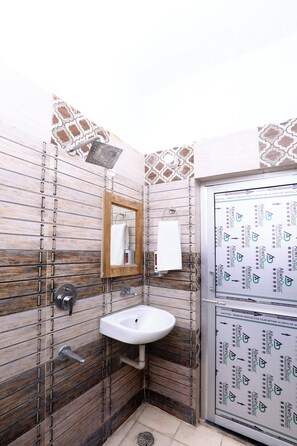 Superior Double Room | Bathroom | Shower, towels, soap, shampoo - Hotel S2 Residency (Chandigarh)