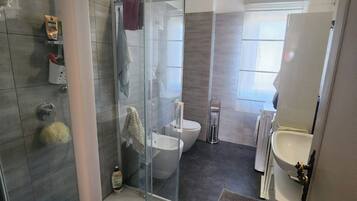 Dusche, Haartrockner, Bidet, Handtücher