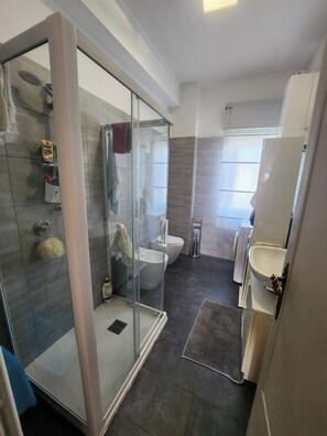 Douche, sèche-cheveux, bidet, serviettes fournies