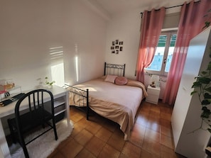 3 bedrooms, iron/ironing board, bed sheets