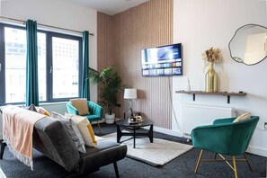 TV, offices - Spacious 2 bed apt near Media City and Old Trafford (Manchester)