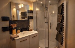 Toallas, jabón, papel de baño 