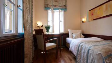 Eenpersoonskamer, uitzicht op tuin | Een laptopwerkplek, een strijkplank/strijkijzer, gratis wifi