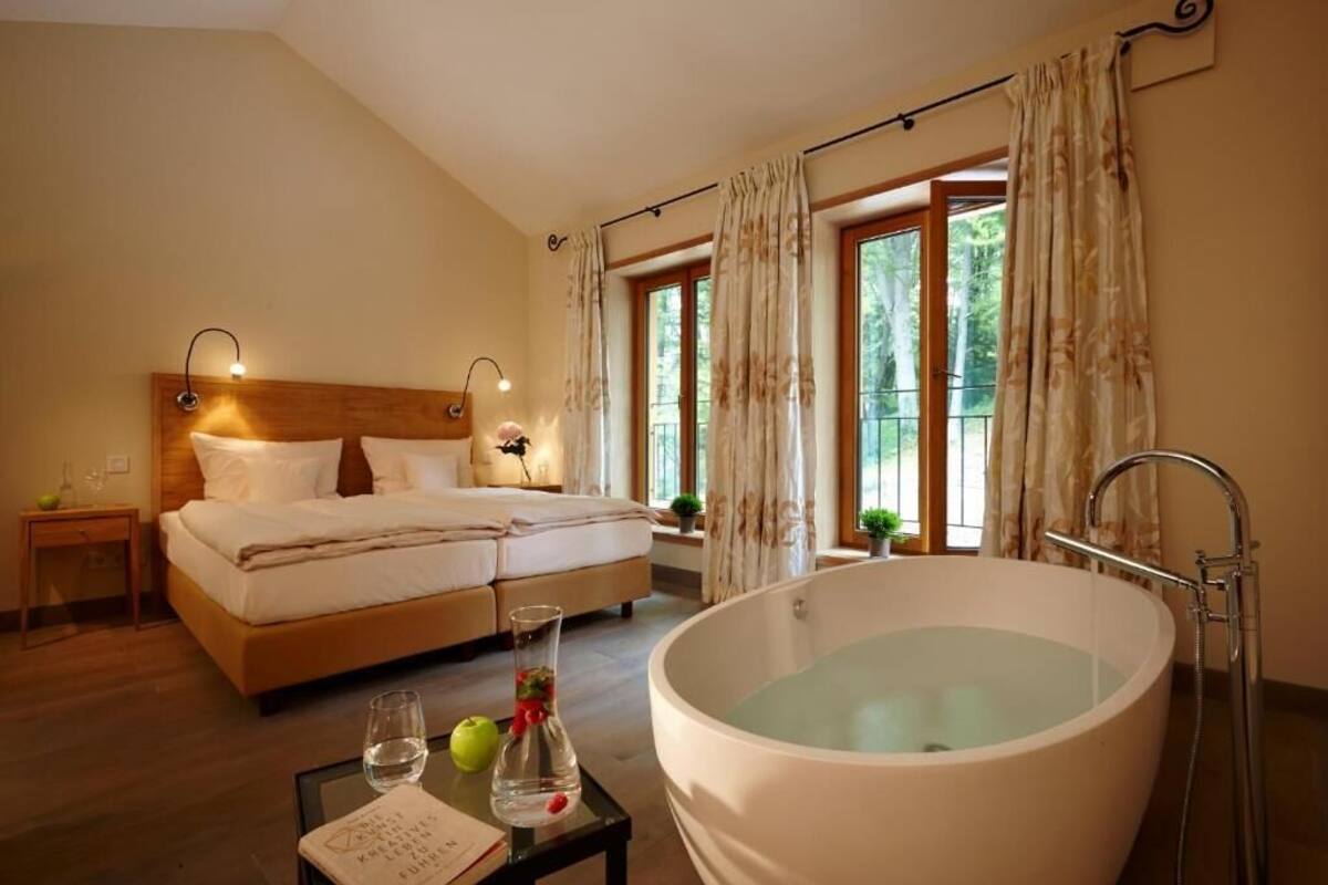 Doppelzimmer, Gartenblick | Laptopgeeigneter Arbeitsplatz, Bügeleisen/Bügelbrett, kostenloses WLAN