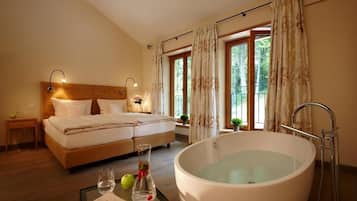 Dobbeltrom, hageutsikt | Skrivebord for bærbar PC, strykejern/-brett og wi-fi (inkludert)