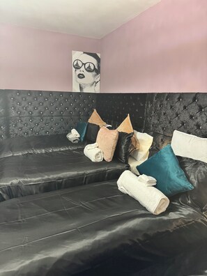 2 chambres, coffres-forts dans les chambres, bureau