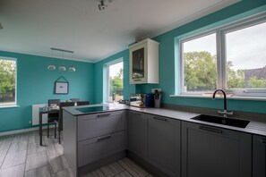 Køleskab, mikrobølgeovn, ovn, kogeplade