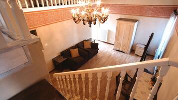 Deluxe-Dreibettzimmer, Stadtblick | Zimmersafe, Schreibtisch, kostenloses WLAN