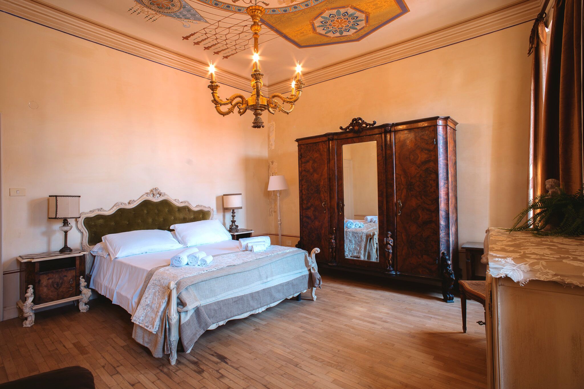 Quarto casal superior | Cofres nos quartos, escrivaninha, Wi-Fi de cortesia