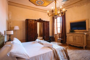 Quarto casal superior | Cofres nos quartos, escrivaninha, Wi-Fi de cortesia