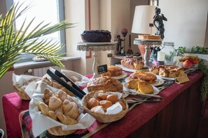 Ein reichhaltiges Buffet mit verschiedenen Backwaren und Gebäck.