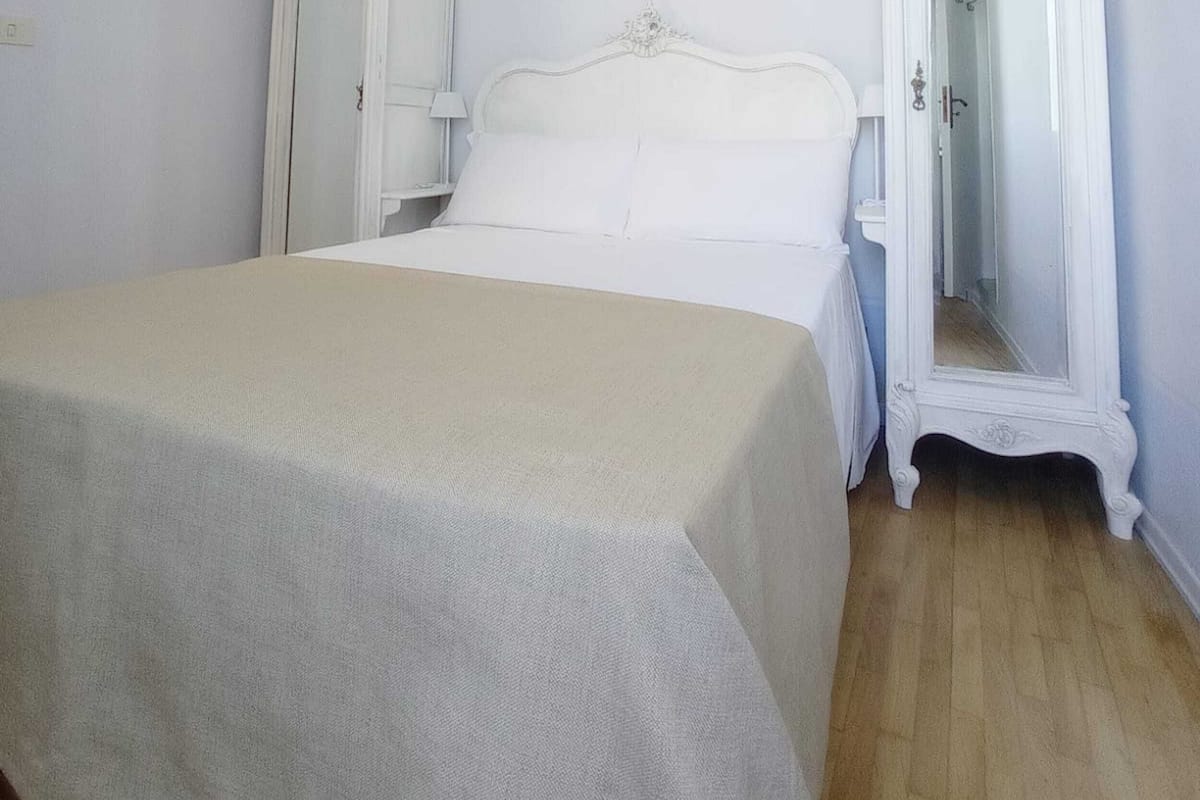 Quarto, vista para o jardim | Cofres nos quartos, escrivaninha, Wi-Fi de cortesia