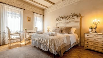 Un dormitorio con cama, mesita de noche, silla y cómoda.