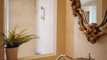 Chambre Triple Deluxe, vue ville | Salle de bain
