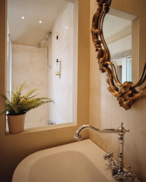 Deluxe Triple Room, City View | Bathroom | Free toiletries, hair dryer, towels, shampoo - Hotel Oviv Dimora del borgo (Acquaviva Picena)