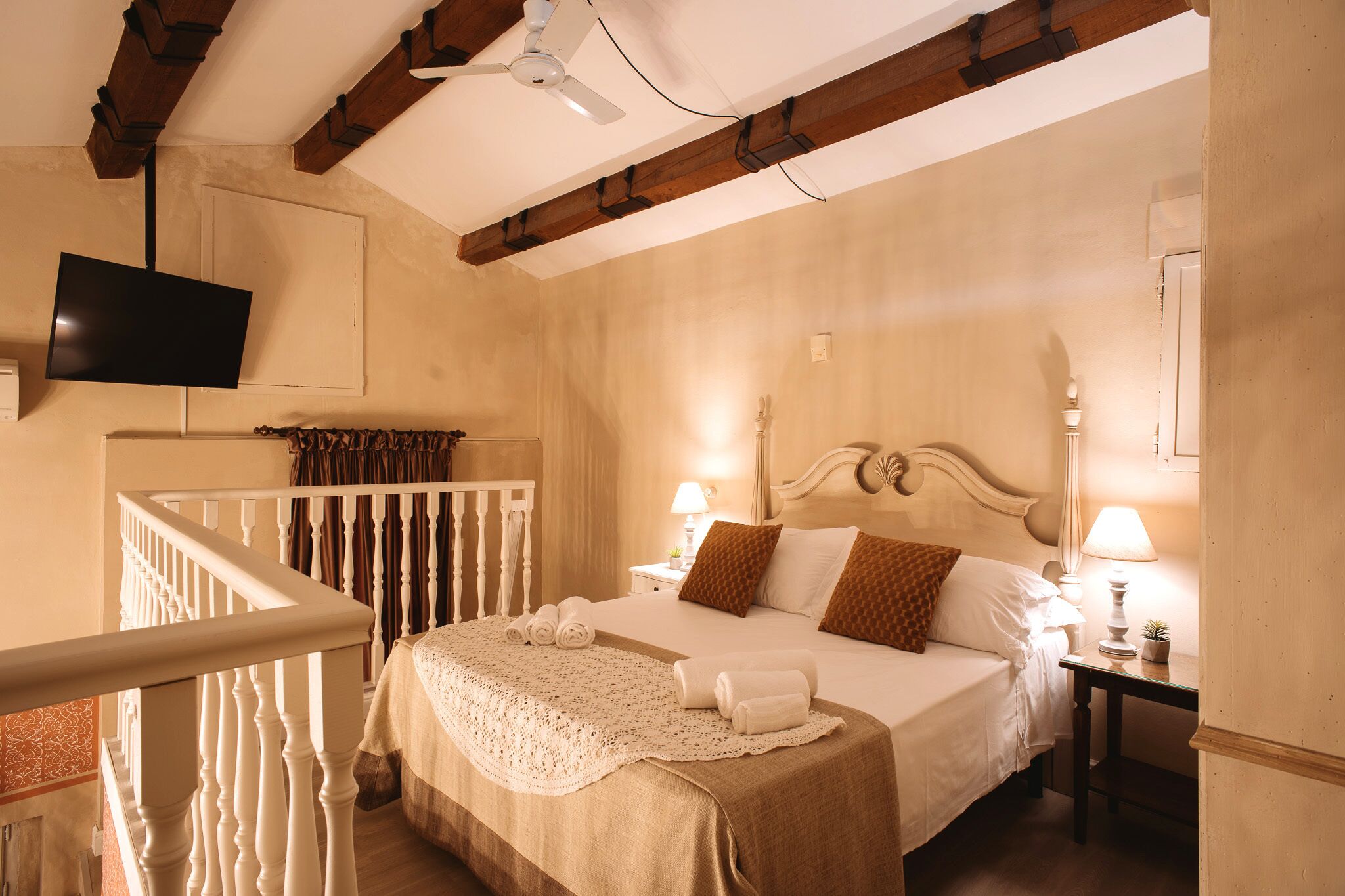 Deluxe-Dreibettzimmer, Stadtblick | Zimmersafe, Schreibtisch, kostenloses WLAN